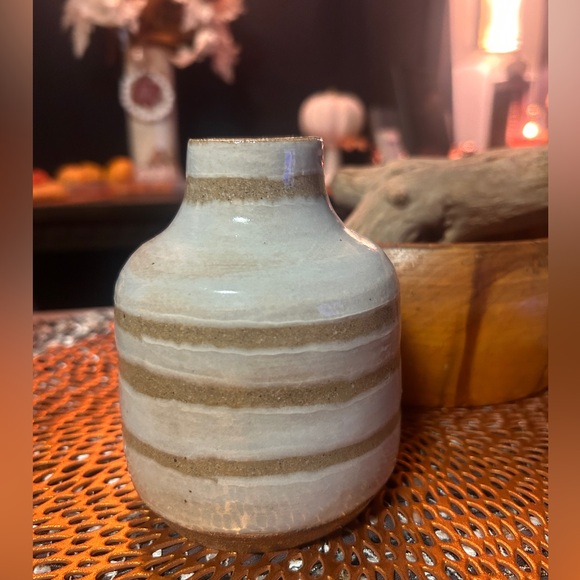 Studio pottery bud vase cream and tan 4.5” - Picture 6 of 14